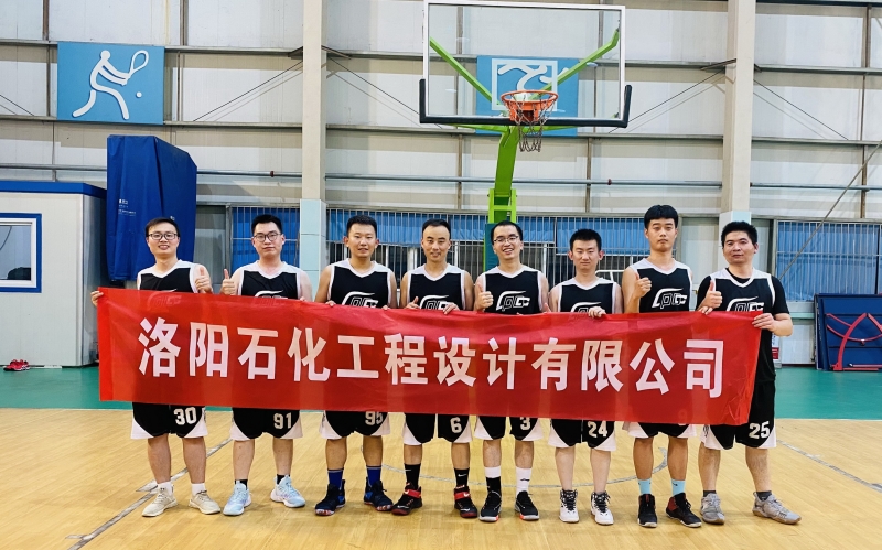 我公司籃球隊(duì)合影（左起：許躍、張晨曦、劉維斯、韓明剛、吳岳、魯明飛、程楊萬(wàn)里、趙沖）